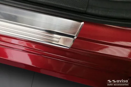 Avisa ezüst acél küszöbvédő dombornyomott "Lines" (4 darabos) SUZUKI SWIFT VII hatchback 5d 2024->