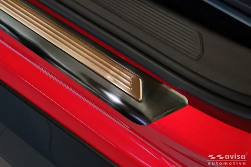 Avisa fekete/réz betét az első küszöbökhöz acél küszöbvédő dombornyomott "Lines" réz betéttel (4 darabos), limitált kiadás BORN hatchback 5D 2021