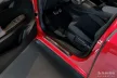 Avisa fekete/réz betét az első küszöbökhöz acél küszöbvédő dombornyomott "Lines" réz betéttel (4 darabos), limitált kiadás BORN hatchback 5D 2021