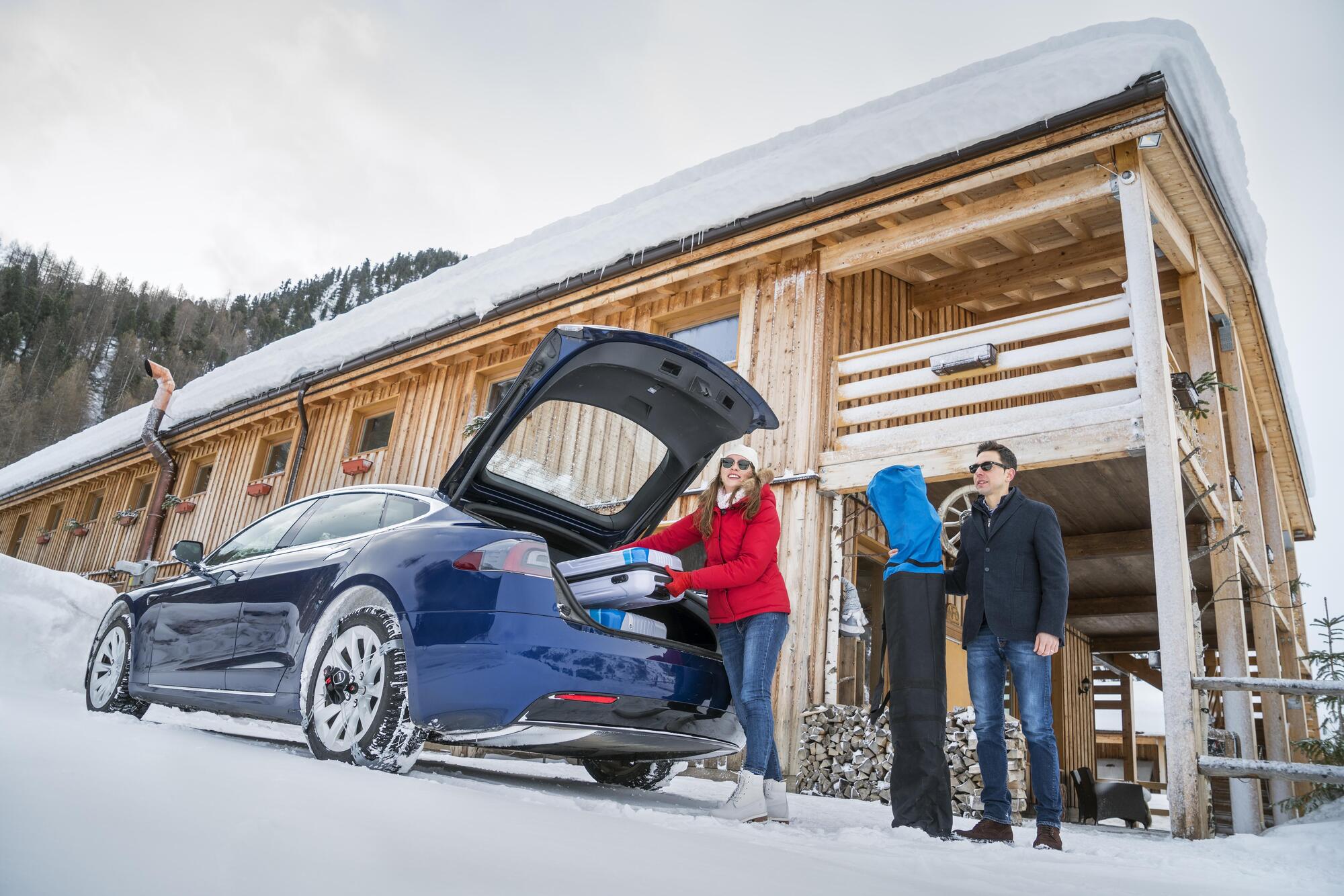 Téli Gumik és Hóláncok a Tesla Modellekhez - Megfizethető és Biztonságos Alternatíva